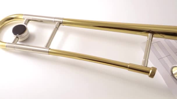 Spazzata trombone smontata su base bianca — Video Stock