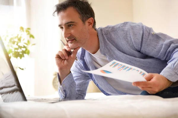 Empresário Vestido Casualmente Com Camisa Jeans Olhando Atentamente Para Laptop — Fotografia de Stock