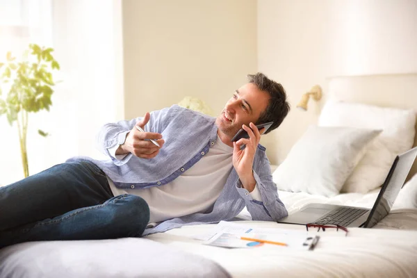 Forretningsmand Skjorte Jeans Taler Telefon Lænet Med Albuen Hvilende Seng - Stock-foto