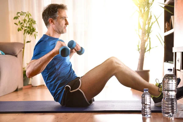 Homme Faisant Haltère Exercices Assis Sur Tapis Dans Son Salon — Photo