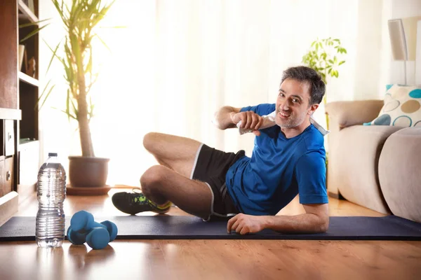 Hombre Preparado Para Hacer Deportes Casa Acostado Alfombra Sonriendo Mirando —  Fotos de Stock