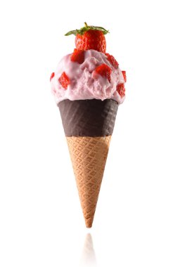 Çilek aromalı dondurma. Yarı batırılmış çikolatalı külahta meyveli, izole edilmiş beyaz arka plan.