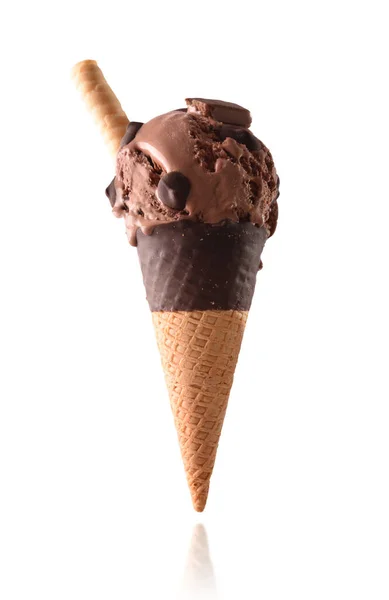 Мороженое Вкусом Шоколада Шоколадными Чипсами Самородками Вафлями Белом Фоне Полуокунутом — стоковое фото