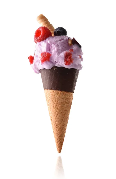Полуокунутый Шоколадный Конус Ягодами Вкусом Мороженого Кусочками Фруктовой Черники Малины — стоковое фото