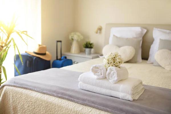 Brilhante Ensolarado Quarto Hotel Férias Com Malas Serviço Toalha Limpa — Fotografia de Stock