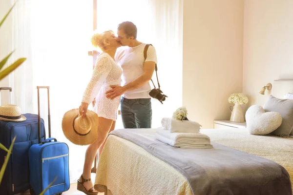 Wedding Couple Honeymoon Suitcases Kissing Standing Front Window Window Bright — Stock Photo, Image