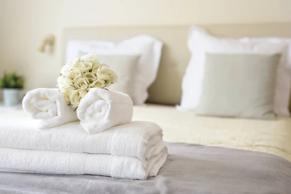 Set Clean White Towels Bed Hotel Room Room Service Concept — Stock Photo, Image