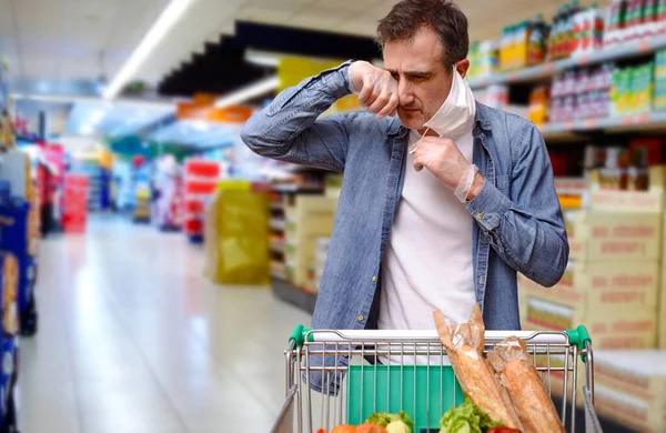 Neglected Man Touching His Face Mask Buying Supermarket Cart Full — Stock Photo, Image