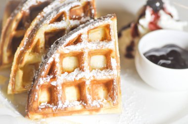 şeker ve yaban mersini sos krema ile waffle