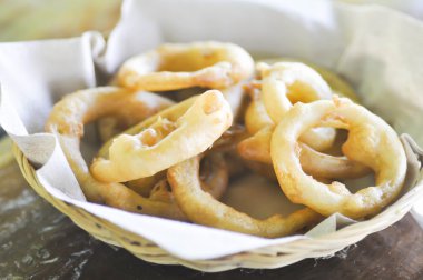 soğan halkası veya derin yağda kızartılmış soğan 