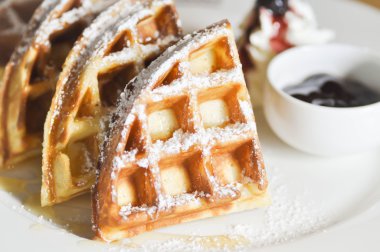 şeker ve yaban mersini sos krema ile waffle