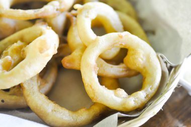 soğan halkası veya derin yağda kızartılmış soğan 