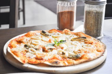 Deniz ürünleri ahşap tepsi, ince pizza pizza