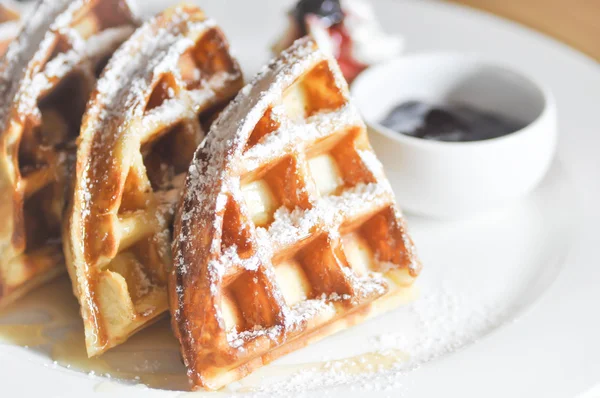 Şeker ve yaban mersini sos krema ile waffle — Stok fotoğraf