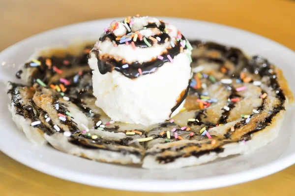 Roti con plato de cobertura de helado —  Fotos de Stock