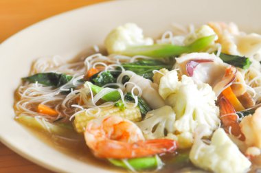 Kızarmış noodle ile kalamar, karides ve sebze veya Tay şehriye di