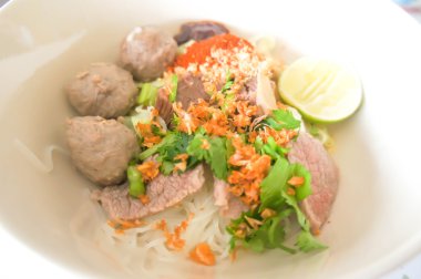 Çin noodle veya noodle et topu ile 