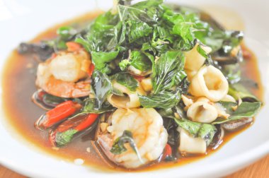 Deniz ürünleri veya karıştırın kızarmış deniz ürünleri fesleğen tavada kızartılmış Tayland gıda