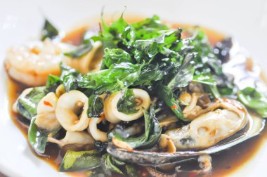 deniz ürünleri, karıştırın kızarmış deniz ürünleri tabağı (Tay fo ile tavada kızartılmış fesleğen