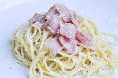 Makarna carbonara, spagetti pastırma ve parmesan peyniri ile 
