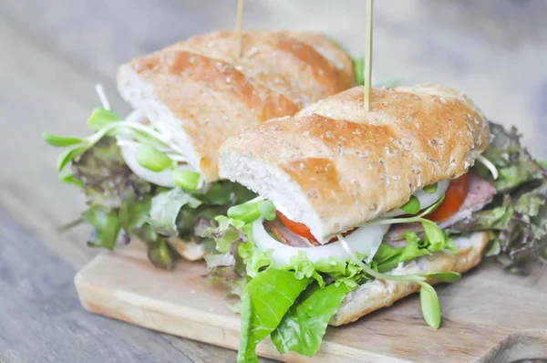 Sanduíche de baguete com presunto, tomate e alface — Fotografia de Stock