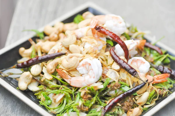 Salade de crevettes et légumes, salade épicée dans les aliments thaïlandais — Photo