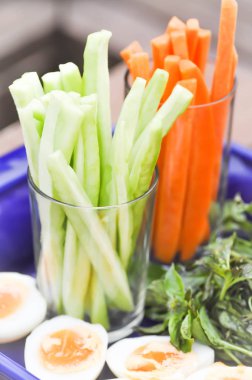 haşlanmış yumurta, havuç, balsam armut ve fesleğen