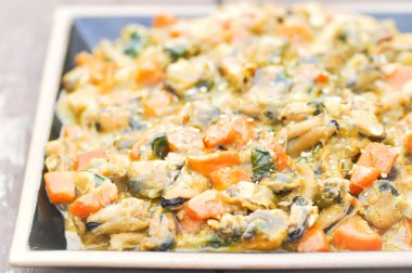 tavada kızartılmış midye, havuç ile tavada kızartılmış kabuk 