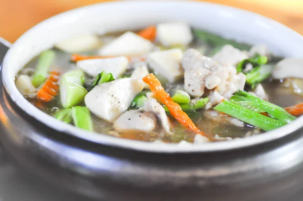 Zöldségleves, keverjük sült tészta leves — Stock Fotó
