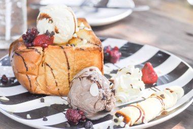 Yumurtalı dondurma ve meyve ile