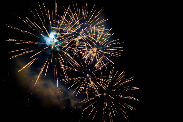 Fuegos artificiales iluminan el cielo —  Fotos de Stock