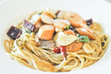 Baharatlı makarna, spagetti pastırma ve biber ile 