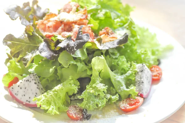 Bacon, salada de frutas e legumes — Fotografia de Stock