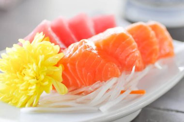 sashimiraw balık veya Japon tarzı ham ton balığı