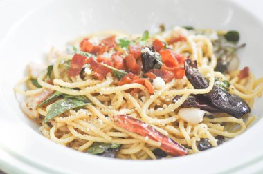 Baharatlı makarna, spagetti pastırma ve biber ile 