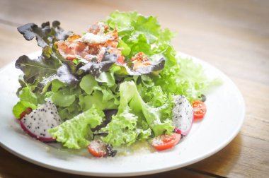 sosis, meyve ve sebze salatası