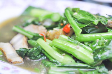 domuz eti ile tavada kızartılmış kale 