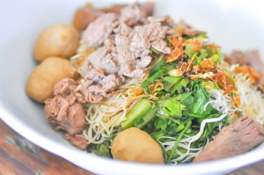 düz Çin şehriye, Çin noodle köfte ve sığır eti ile