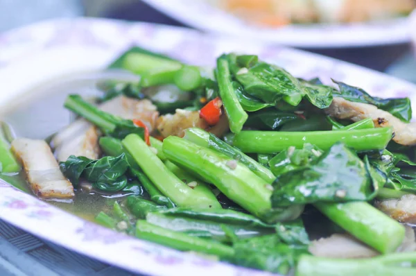 Kale ile domuz eti, tavada kızartılmış Çin yemeği — Stok fotoğraf