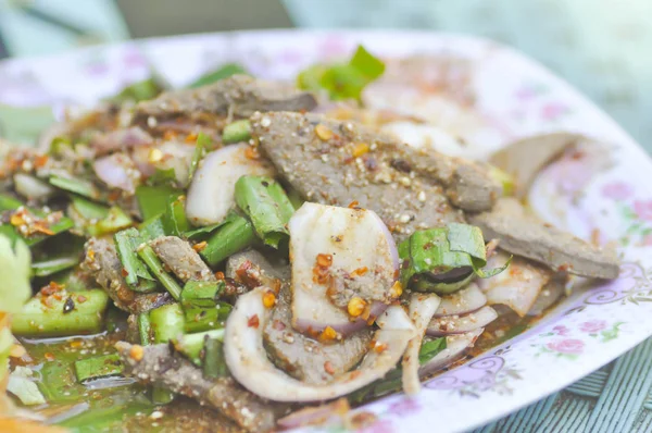 Острый салат из свиной печени, тайская еда — стоковое фото