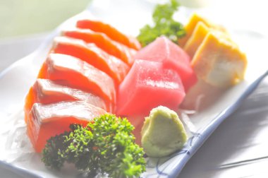 Çiğ somon, ton balığı çiğ veya sashimi Japon gıda