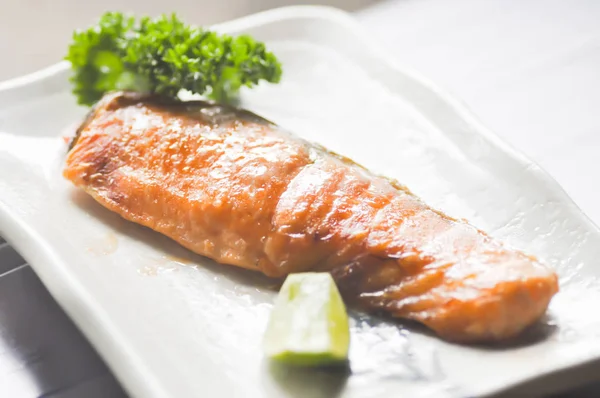 日本食品烤三文鱼、 鲑鱼或烧的缘故 — 图库照片