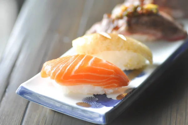 Sushi de somon, orez acoperit cu pește crud (mâncare japoneză ) — Fotografie, imagine de stoc
