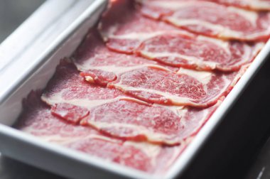 Dana, sığır eti veya çiğ biftek dilimlenmiş 