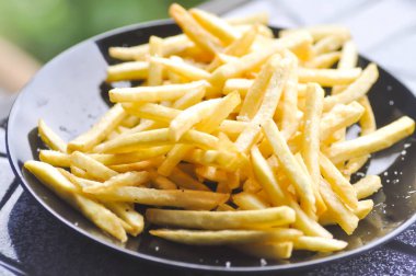 Ketçap ve mayonezli patates kızartması.