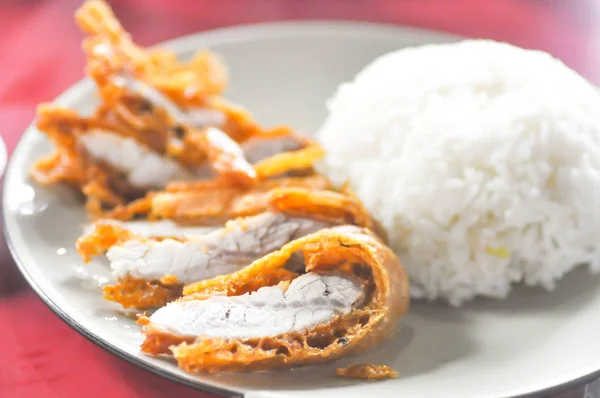 豚肉を炒め、豚肉を持ち、突きのチャーハン (タイ料理) — ストック写真