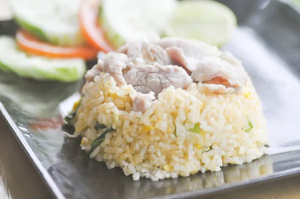 Nasi goreng atau nasi goreng dengan daging babi dan sayuran, makanan Thailand — Stok Foto