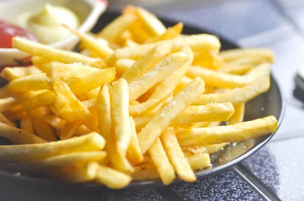 Papas fritas con salsa de tomate y mayonesa —  Fotos de Stock