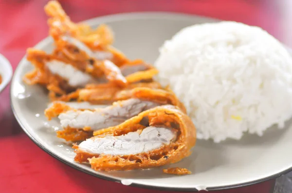 Gebakken varkensvlees, gebakken varkensvlees bal met rijstgerecht, Thais eten — Stockfoto