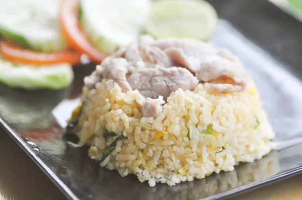 Жареный рис или жареный рис со свининой и овощами, тайский фо — стоковое фото